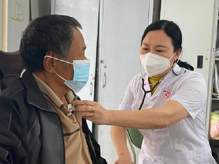 Nữ Trưởng Trạm y tế tận tụy với công việc